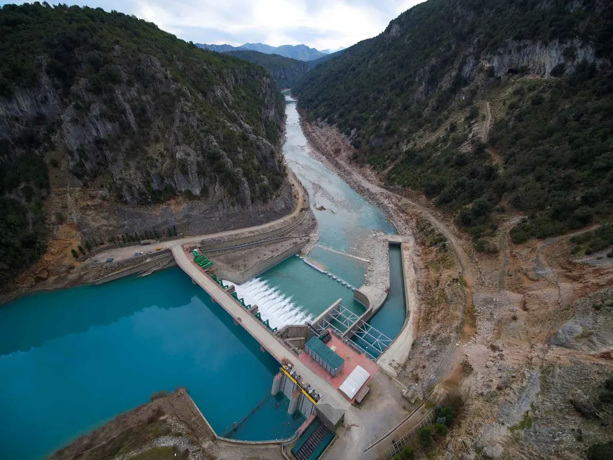 ΜΥΗΕ Δαφνοζωνάρα – Σανίδι: φράγμα και υπερχειλιστής μικρού υδροηλεκτρικού έργου σε ορεινή κοίτη ποταμού.