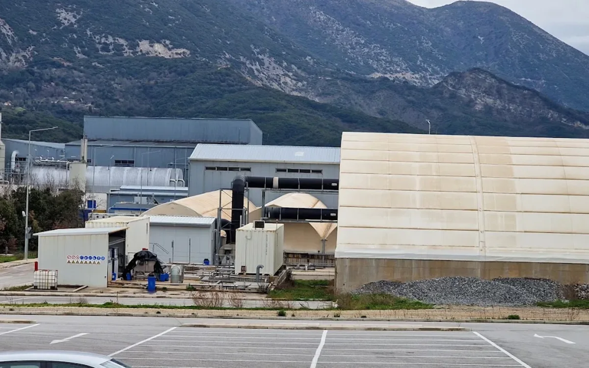 Η μονάδα επεξεργασίας απορριμμάτων στη Δωδώνη Ιωαννίνων, με τα κτίρια επεξεργασίας μπροστά από το βουνό.
